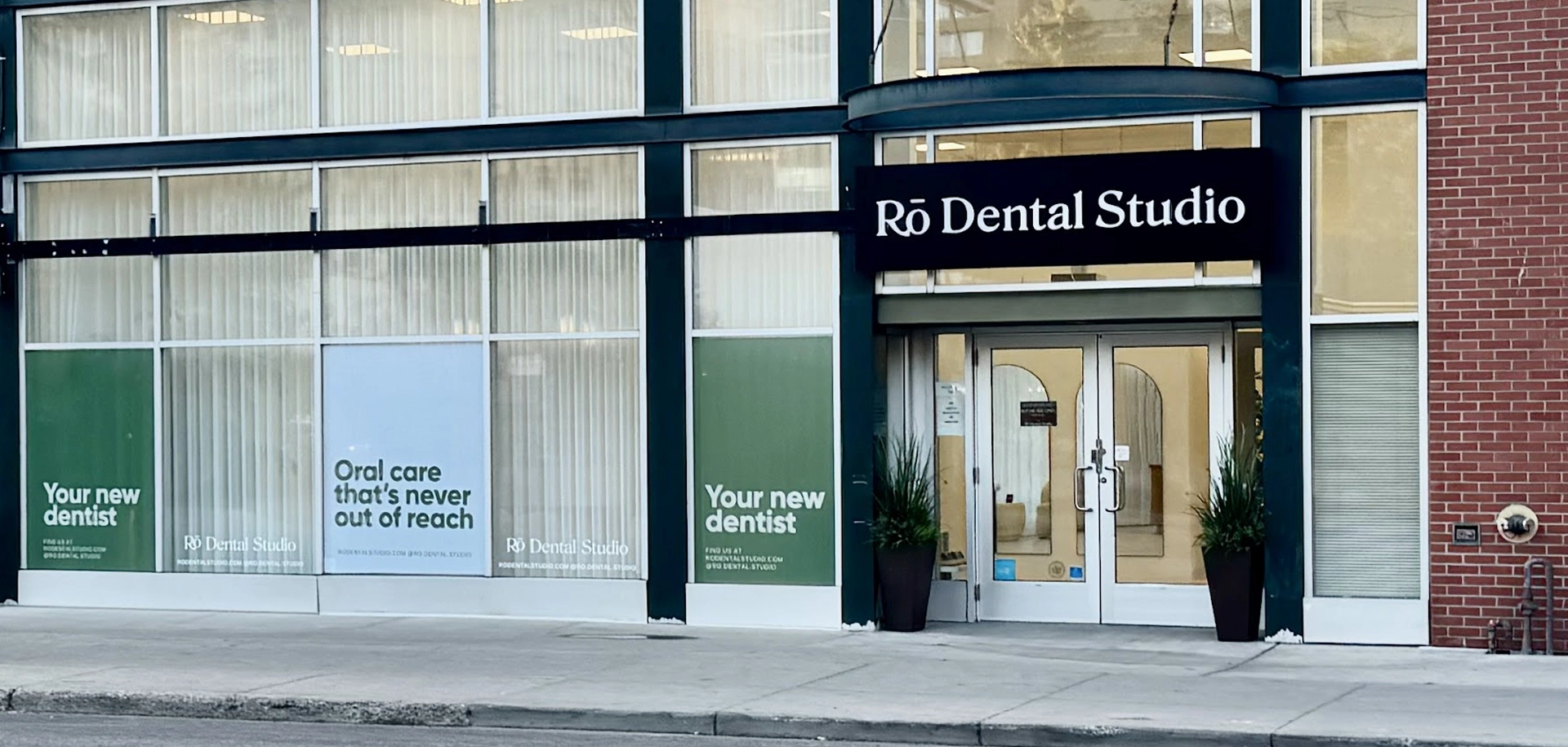 RO dental studio clinic exterior entrance